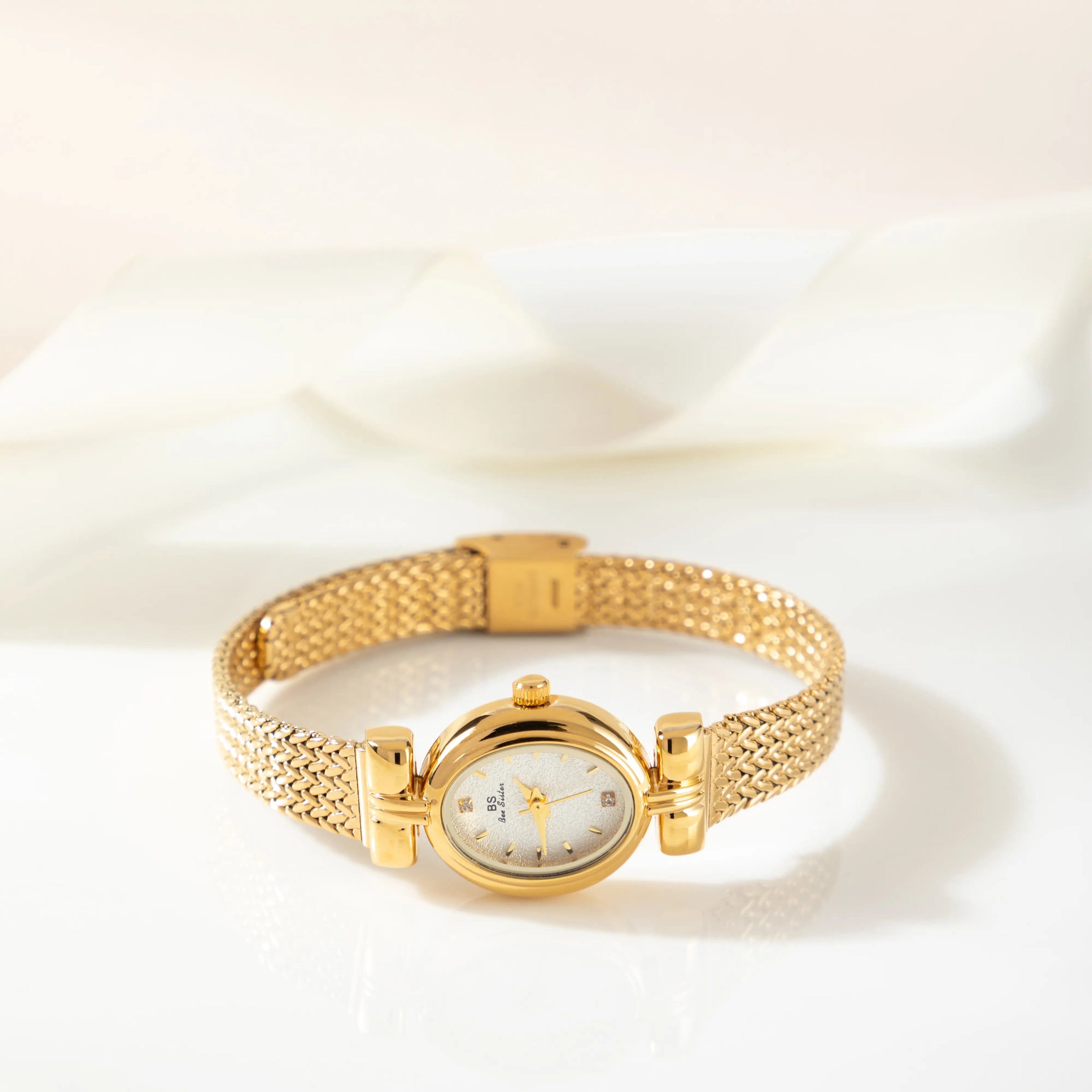 Isla - Oval Vintage Watch