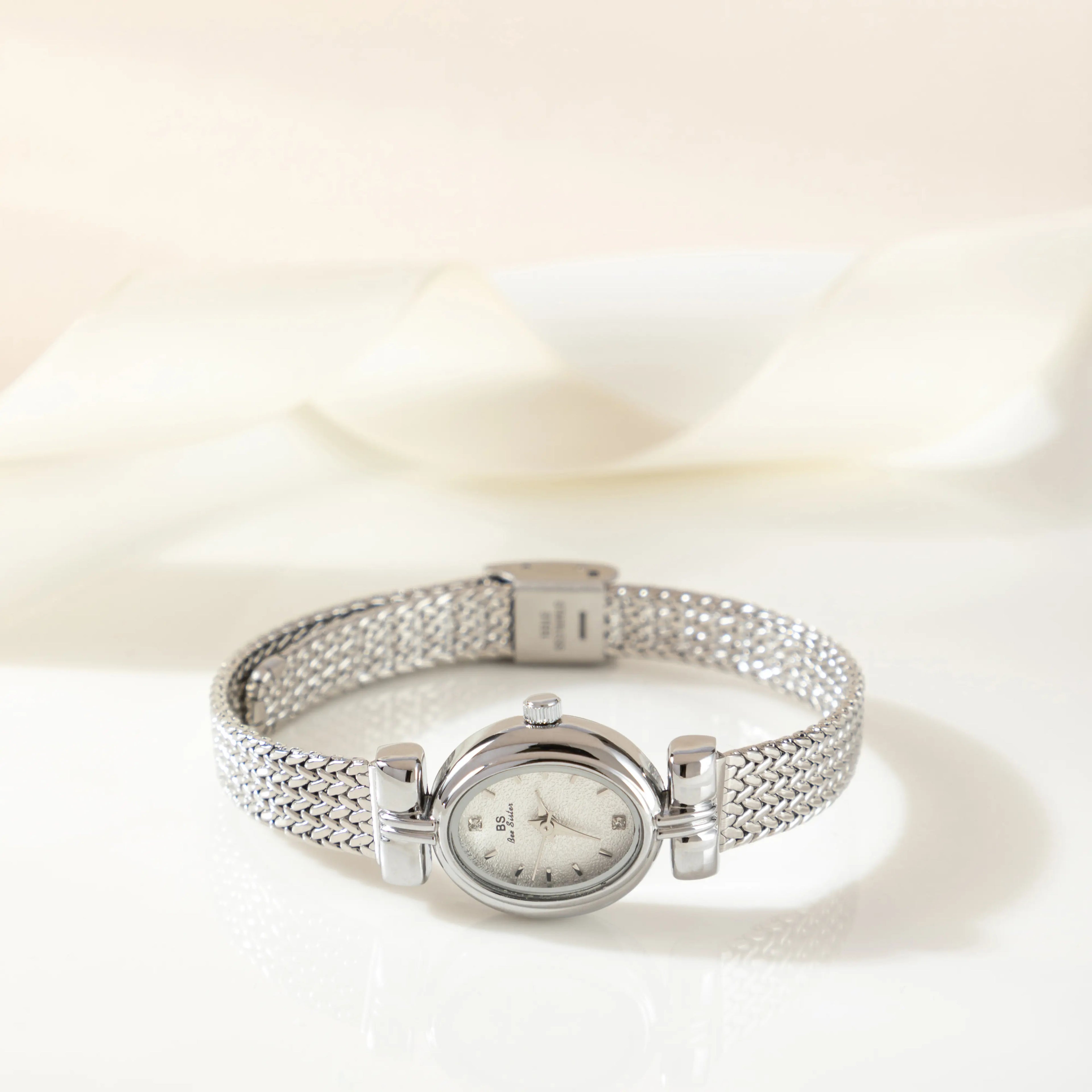 Isla - Oval Vintage Watch