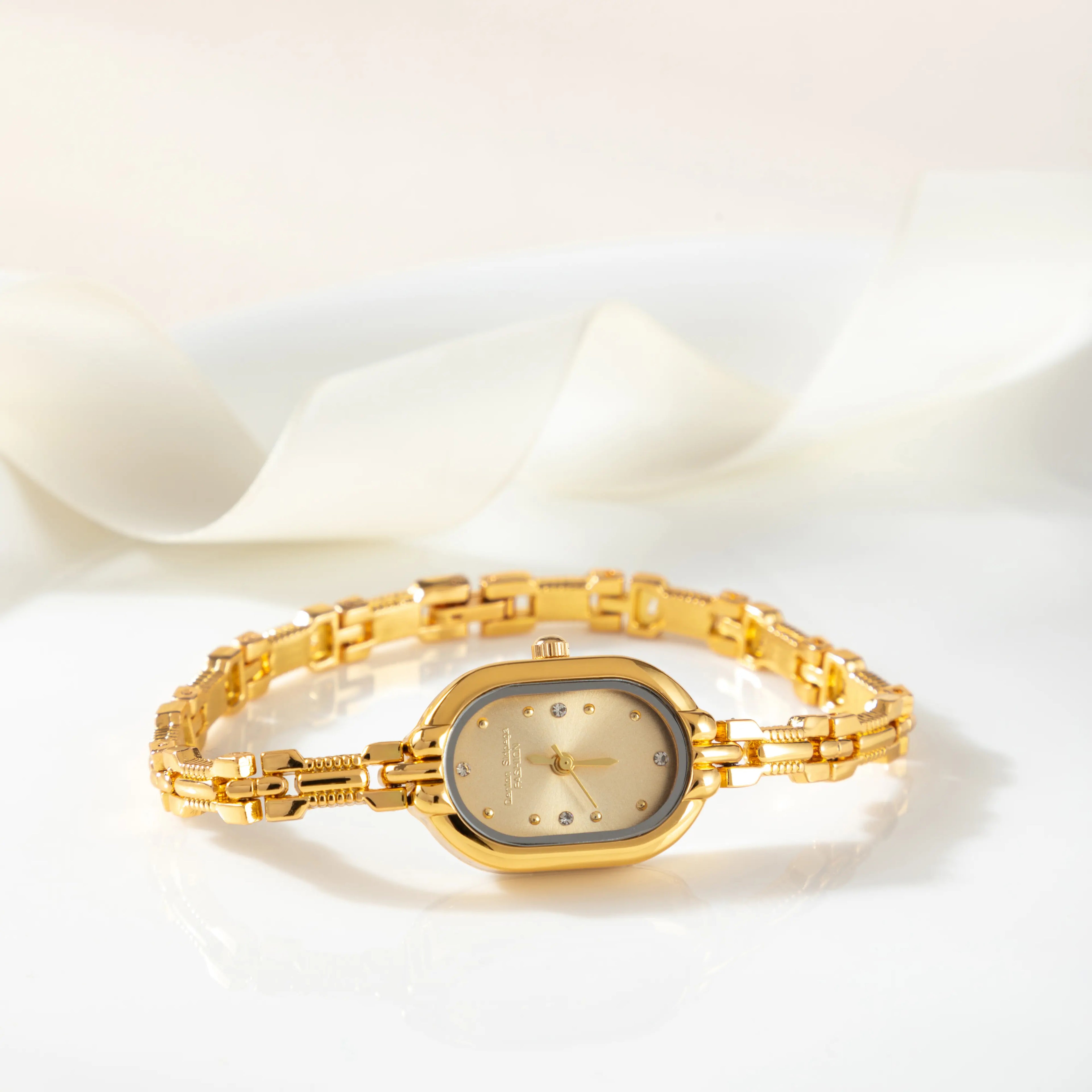 Ava - Minimalist Bracelet Watch