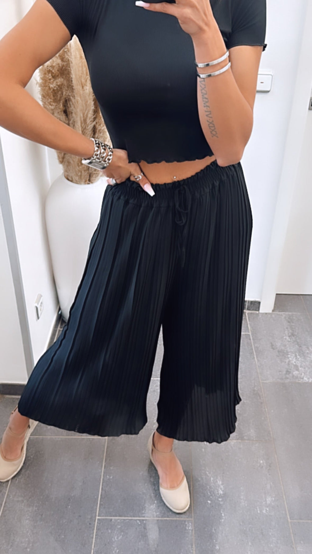 Imogen - Black Pleated Pants