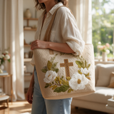 Noeline quilted tote bag worn on the shoulder