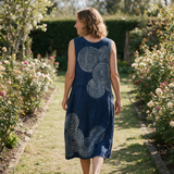 Maraïke spring dress back view on a garden path
